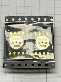 Zwei elektronische Bauteile auf einer Platine