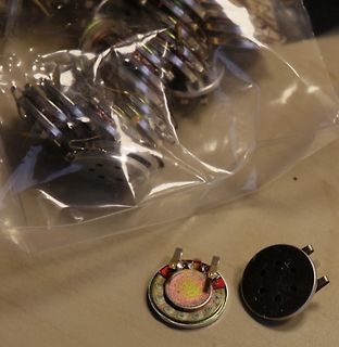 Elektronische Bauteile auf Tisch und in Plastiktüte