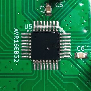 Nahaufnahme eines Mikrocontrollers auf einer Leiterplatte