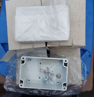 Weiße Kunststoffgehäuse und Verpackungsmaterial