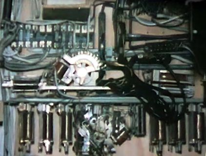 Innenansicht eines elektronischen Geräts mit Verkabelung