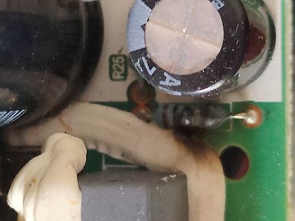 Nahaufnahme einer Leiterplatte mit Elektrolytkondensator