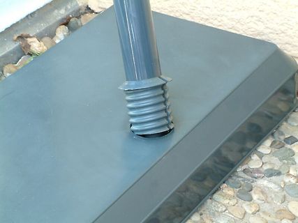 Gewinde eines Metallstabs in einem Sockel