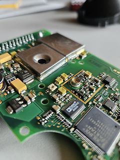 Nahaufnahme einer Leiterplatte mit integriertem Xilinx FPGA