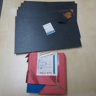 Materialproben und Etiketten auf Holztisch