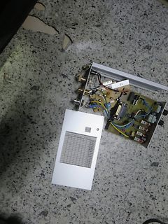 Geöffnetes elektronisches Gerät mit Leiterplatte und Frontplatte