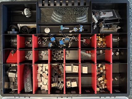 Sortimentsbox mit verschiedenen elektronischen Bauteilen