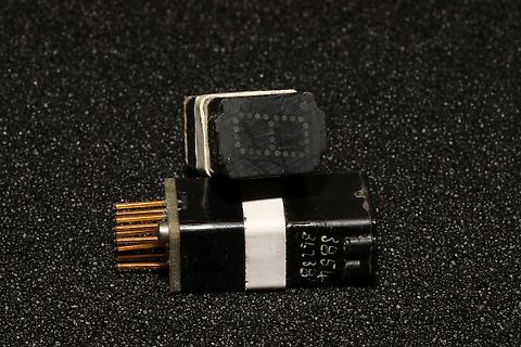 Elektronisches Bauteil mit Kontaktstiften
