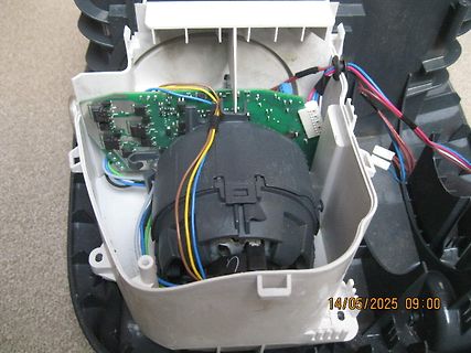 Innenansicht eines geöffneten elektronischen Geräts mit Leiterplatte