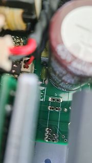Nahaufnahme einer Leiterplatte mit Elektrolytkondensator