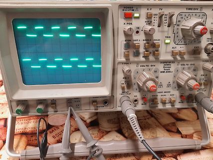 Analog-Oszilloskop mit Rechtecksignal