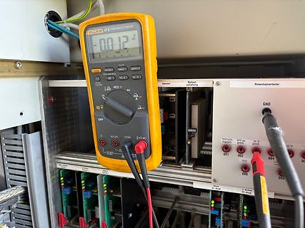 Multimeter Messung an einem Netztteil
