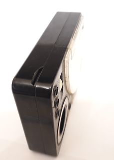 Schwarzes Kunststoffgehäuse eines elektronischen Geräts