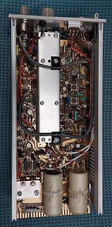 Innenansicht eines elektronischen Geräts mit Leiterplatte und Kondensatoren