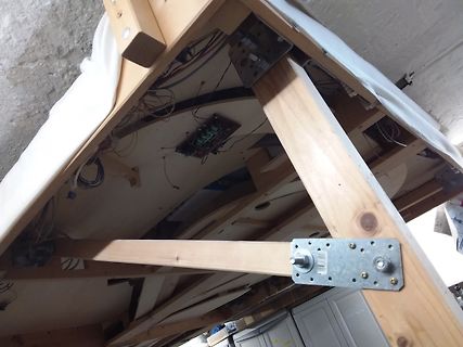 Holzkonstruktion mit Kabeln und Elektronikkomponenten