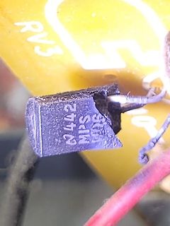Elektronikbauteil auf Leiterplatte