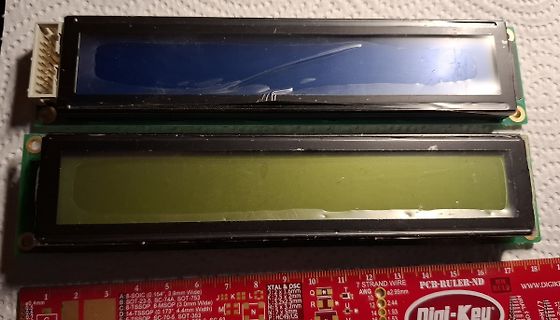 Zwei LCD-Module auf einer Leiterplatte mit Lineal