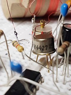 Aufbau auf Steckbrett mit Transistor und Bauteilen