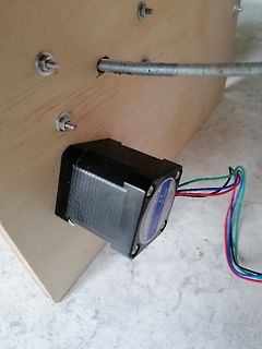 Schrittmotor an Holzplatte montiert
