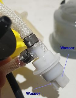 Schlauchverbindung mit Beschriftung Wasser