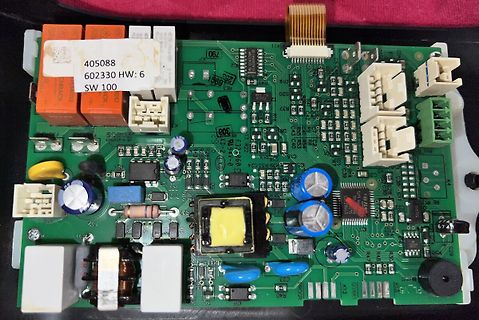 Bestückte grüne Leiterplatte mit elektronischen Bauteilen