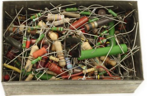 Kiste mit verschiedenen elektronischen Bauteilen