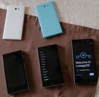 Smartphones mit LineageOS Startbildschirm und Gehäuseschalen