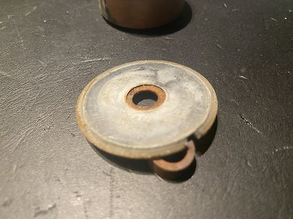 Metallische Unterlegscheibe oder Flansch auf dunklem Untergrund
