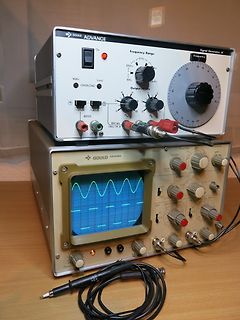 Signalgenerator und Oszilloskop auf Werkstatttisch