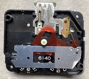 Innenansicht eines analogen Uhrenwerks