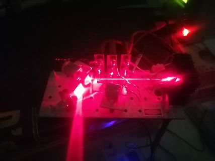 Leiterplatte mit starker roter Lichtreflexion