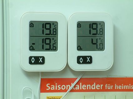 Zwei digitale Temperaturanzeigen