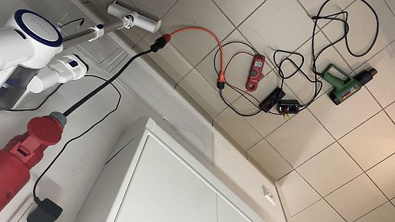 Messaufbau mit Multimeter, Bohrmaschine und Staubsauger