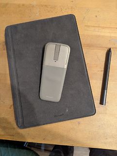 Microsoft Maus und Tablet-Hülle auf Holztisch