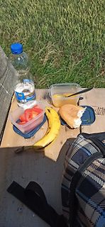 Essen auf einem Holztisch im Freien