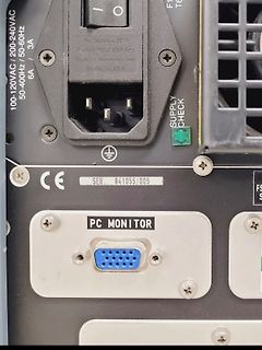Rückseite eines elektronischen Geräts mit Netzanschluss und VGA-Port