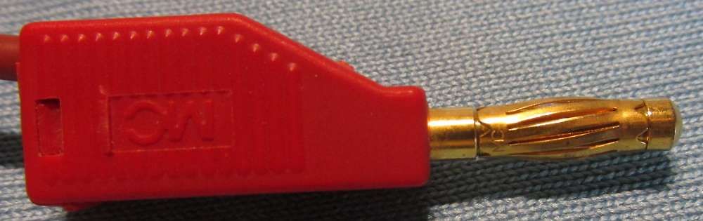 Roter Stecker mit vergoldetem Kontakt