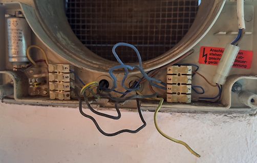 Innenansicht einer elektrischen Anschlussleiste mit Kabeln
