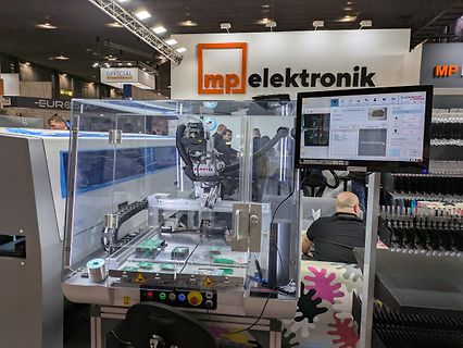 Elektronik-Bestückungsautomat auf einer Messe