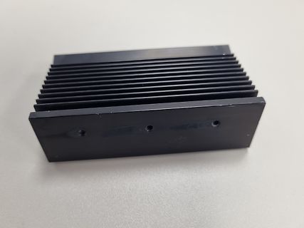 Schwarzer Kühlkörper aus Aluminium