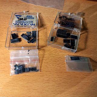 In Plastikboxen gelagerte integrierte Schaltkreise