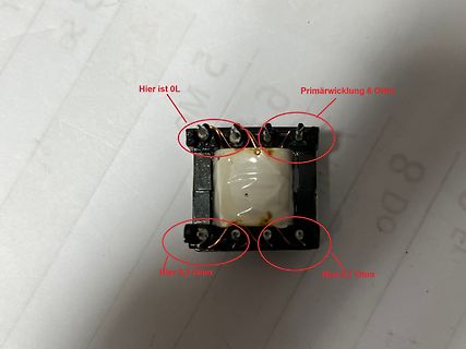 Foto eines Transformators mit Widerstandsmessungen
