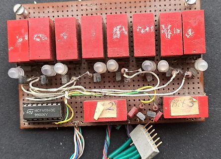 Ältere Lochrasterplatine mit LEDs und IC