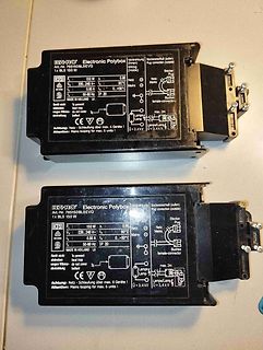 Zwei Etiketten eines Electronic Polybox Netzteils
