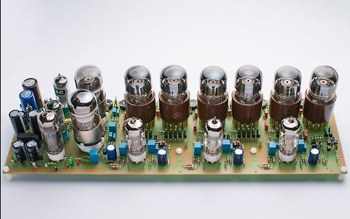 Elektronische Platine mit zahlreichen Vakuumröhren