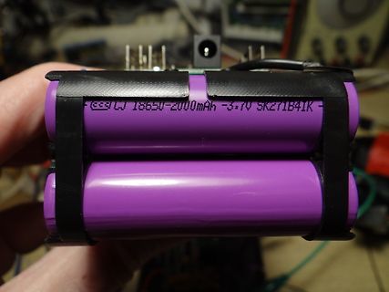 Zwei 18650 Lithium-Ionen-Akkus mit schwarzem Klebeband