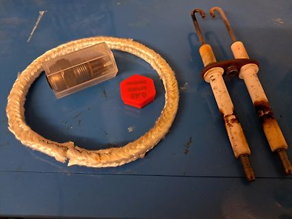 Werkstattgegenstände auf blauem Untergrund