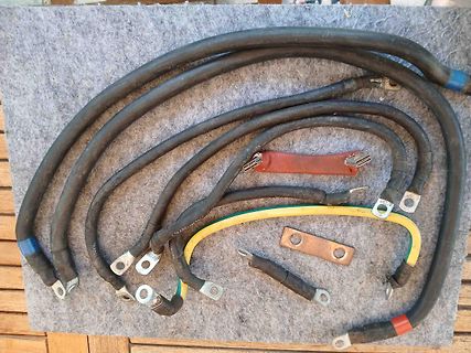 Diverse dicke Stromkabel mit Kabelschuhen