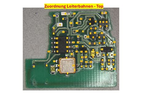 Leiterplatte mit gelben Beschriftungen