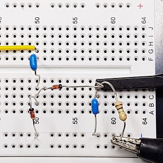 Aufbau auf einem Breadboard mit Bauteilen und Krokodilklemmen